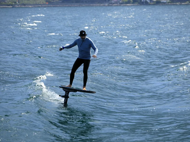 E-foil, flyboard et parachute ascensionnel